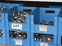 Lot diverse metalen klemmen en plastic fittingen - afbeelding 2 van  4