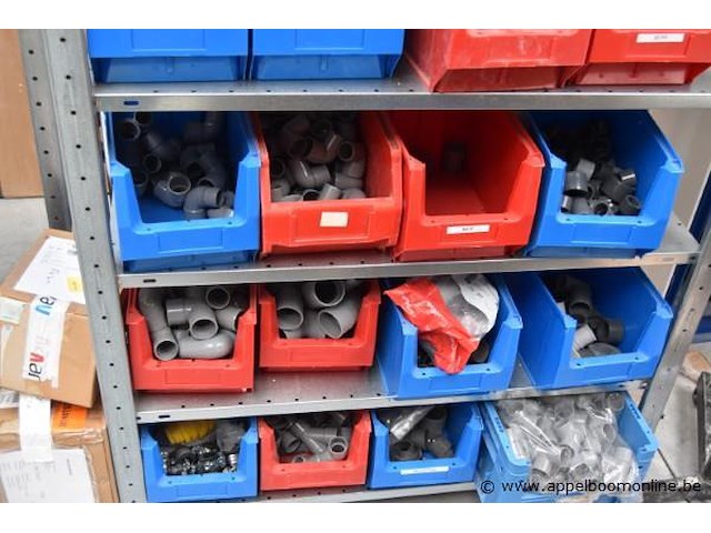 Lot diverse pvc fittingen, in stellingkast - afbeelding 2 van  3