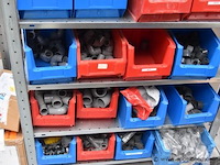Lot diverse pvc fittingen, in stellingkast - afbeelding 2 van  3