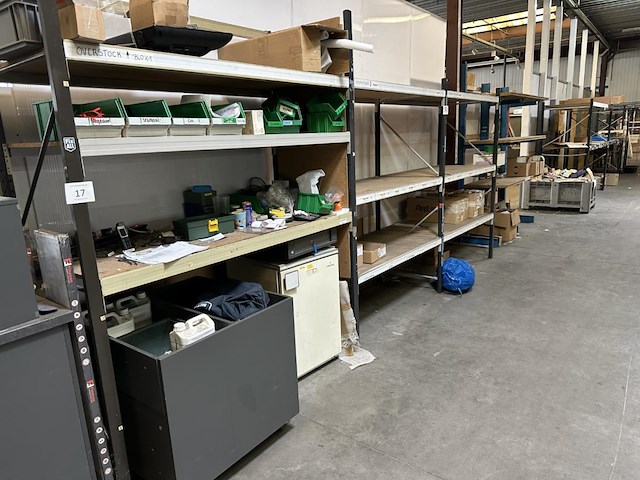 Lot diverse stellingen + werktafel - afbeelding 1 van  9
