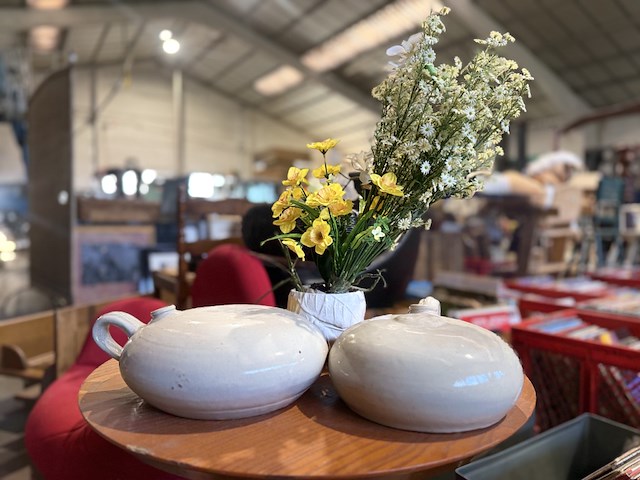 Lot diverse vazen (2x beige en 1x bloemen) - afbeelding 1 van  1