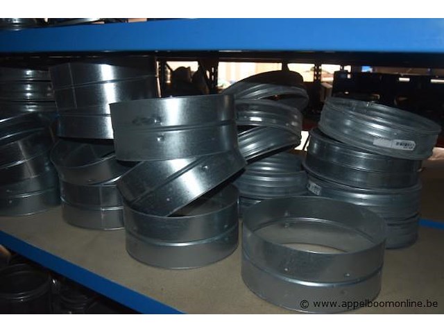 Lot diverse ventilatie onderdelen, wo. bochten, t-stukken en kanalen - afbeelding 2 van  4