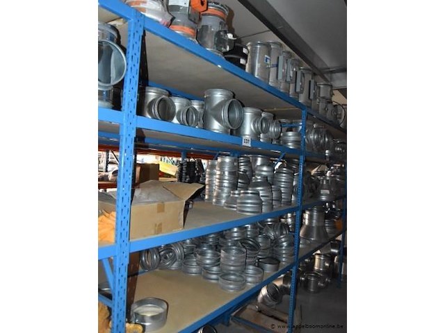 Lot diverse ventilatie onderdelen, wo. luchtkanalen, verloopstukken, t-stukken en kleppen met actuator, systemair, werking niet gekend - afbeelding 1 van  6