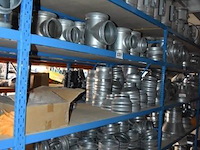 Lot diverse ventilatie onderdelen, wo. luchtkanalen, verloopstukken, t-stukken en kleppen met actuator, systemair, werking niet gekend - afbeelding 1 van  6