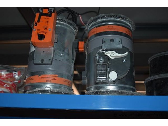 Lot diverse ventilatie onderdelen, wo. luchtkanalen, verloopstukken, t-stukken en kleppen met actuator, systemair, werking niet gekend - afbeelding 5 van  6