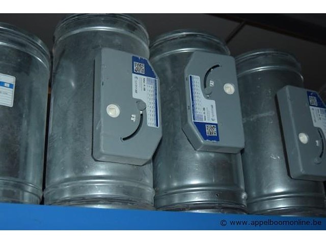 Lot diverse ventilatie onderdelen, wo. luchtkanalen, verloopstukken, t-stukken en kleppen met actuator, systemair, werking niet gekend - afbeelding 6 van  6