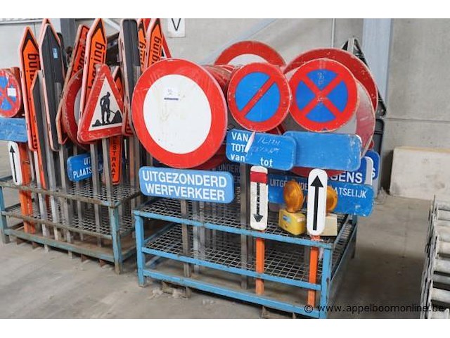 Lot diverse verkeersborden en wegwijzers, diverse types - afbeelding 1 van  2