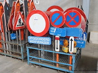 Lot diverse verkeersborden en wegwijzers, diverse types - afbeelding 1 van  2