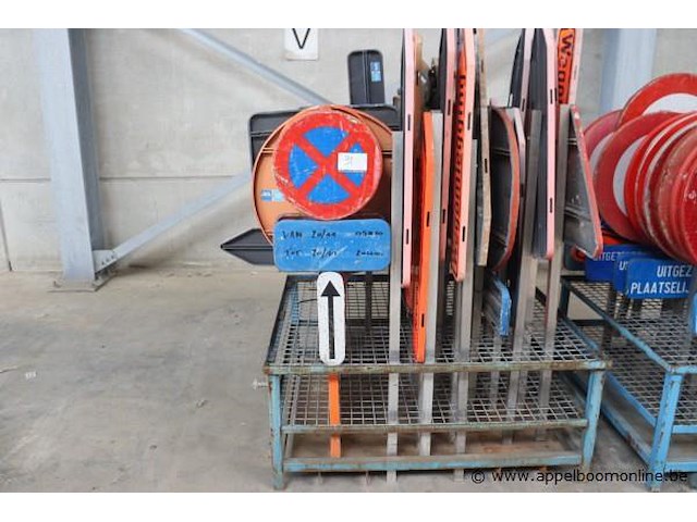 Lot diverse verkeersborden, in metalen rek - afbeelding 1 van  3