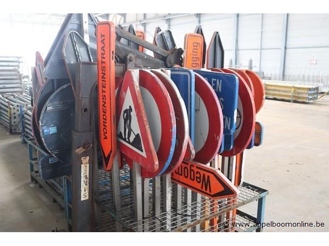 Lot diverse verkeersborden, in metalen rek - afbeelding 2 van  3