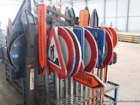 Lot diverse verkeersborden, in metalen rek - afbeelding 2 van  3