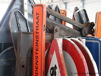 Lot diverse verkeersborden, in metalen rek - afbeelding 3 van  3