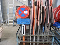 Lot diverse verkeersborden in rek - afbeelding 2 van  2