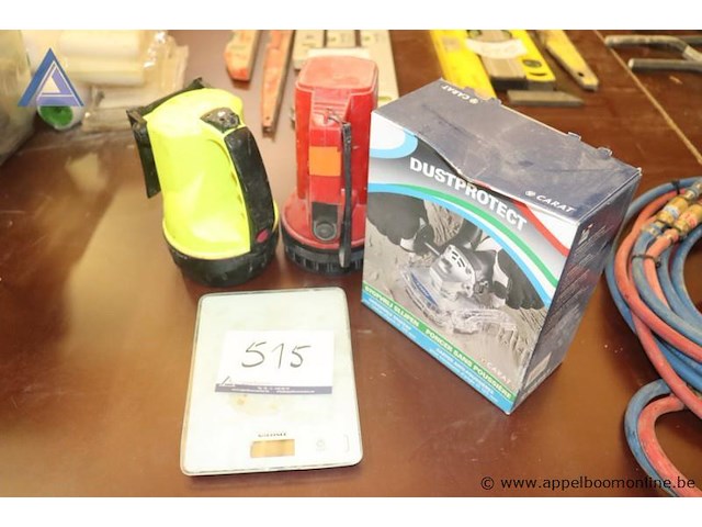 Lot diverse wo. 2 lampen, weegschaal en dustprotect - afbeelding 1 van  1