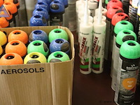 Lot diverse wo lot pu-schuim - soudal - lot kitkokers - parasilico - diverse types spuitbus - soppec - fluo lot van 24 spuitbussen - aerosols - afbeelding 3 van  4