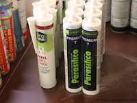 Lot diverse wo lot pu-schuim - soudal - lot kitkokers - parasilico - diverse types spuitbus - soppec - fluo lot van 24 spuitbussen - aerosols - afbeelding 4 van  4