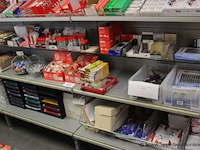 Lot diverse wo. plakband, kleefstiften, etc - afbeelding 1 van  6