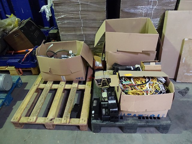 Lot diversen electro toebehoren - afbeelding 1 van  9