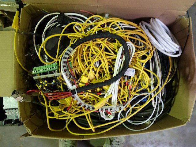 Lot diversen electro toebehoren - afbeelding 2 van  9