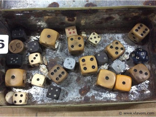 …lot dobbelstenen - afbeelding 2 van  3