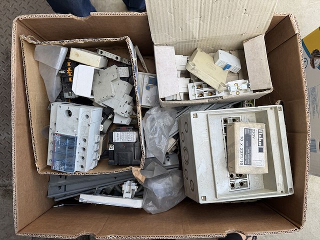 Lot elektriciteitsmateriaal - afbeelding 1 van  1