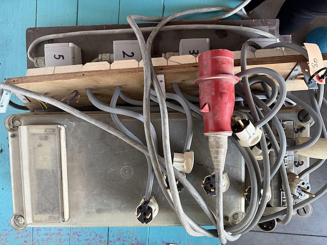 Lot elektrisch verdeelmateriaal - afbeelding 1 van  1