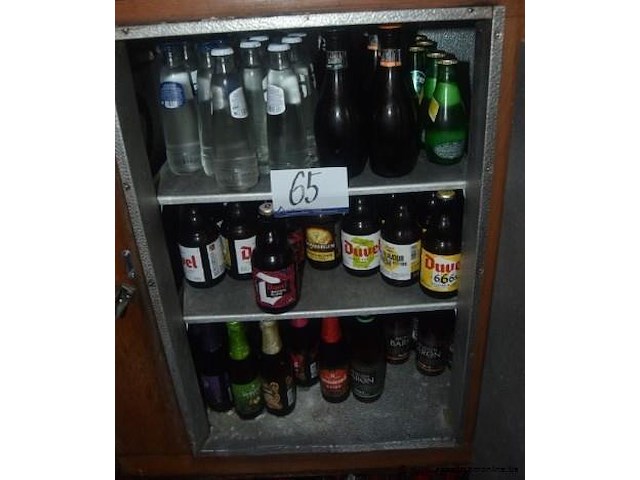Lot flessen water en bier, waaronder spa, perrier, duvel, grimbergen, lindemans, bronzen baron - afbeelding 1 van  4