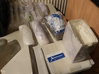 Lot frietbakjes, sauspotjes, vorkjes en shotglaasjes