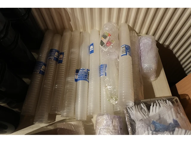 Lot frietbakjes, sauspotjes, vorkjes en shotglaasjes - afbeelding 4 van  11