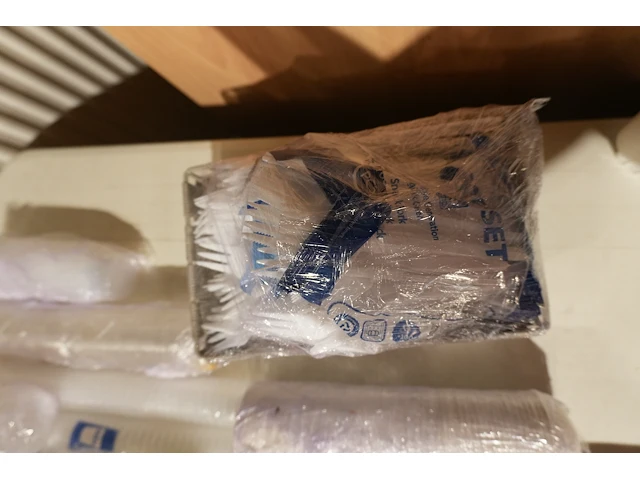 Lot frietbakjes, sauspotjes, vorkjes en shotglaasjes - afbeelding 9 van  11
