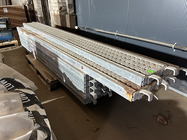 Lot gegalvaniseerde vloerplaten voor stelling (13st) - afbeelding 1 van  4
