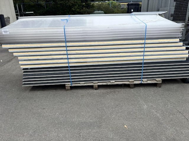 Lot geisoleerde dakpanelen + lichtstraten - afbeelding 1 van  3