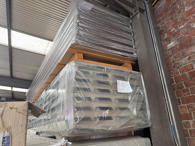 Lot geisoleerde dakpanelen plm 6,2m + lichtstraten - afbeelding 2 van  12