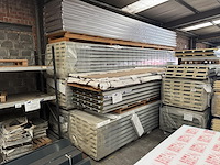 Lot geisoleerde dakpanelen plm 6,2m + lichtstraten - afbeelding 1 van  12
