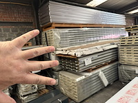 Lot geisoleerde dakpanelen plm 6,2m + lichtstraten - afbeelding 5 van  12