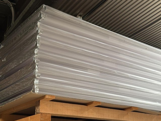 Lot geisoleerde dakpanelen plm 6,2m + lichtstraten - afbeelding 6 van  12