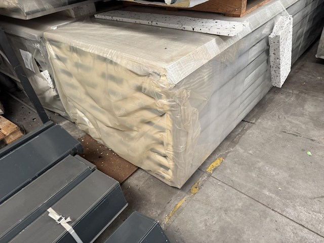 Lot geisoleerde dakpanelen plm 6,2m + lichtstraten - afbeelding 11 van  12