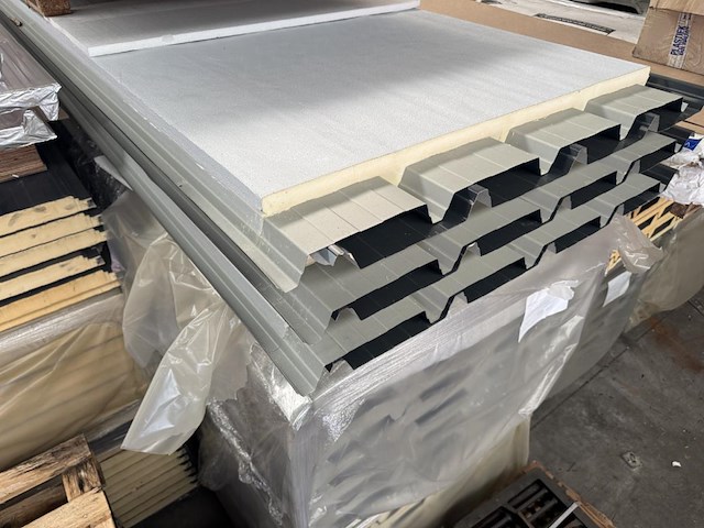 Lot geisoleerde dakpanelen plm 6,2m - afbeelding 3 van  13