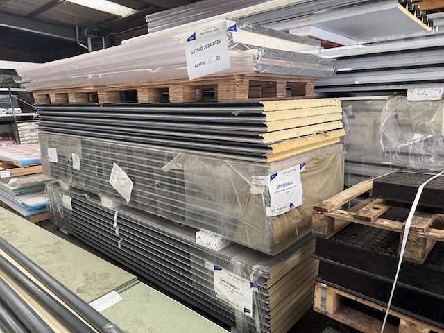 Lot geisoleerde wandpanelen antraciet plm 3,1m - afbeelding 9 van  9