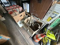 Lot gemengde partij: opslagrekken, elektronica en gereedschap - afbeelding 11 van  33