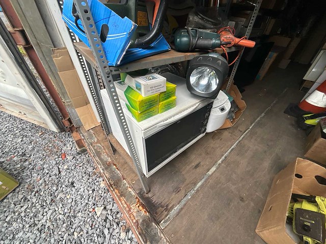 Lot gemengde partij: opslagrekken, elektronica en gereedschap - afbeelding 12 van  33