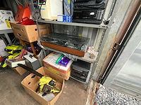 Lot gemengde partij: opslagrekken, elektronica en gereedschap - afbeelding 33 van  33