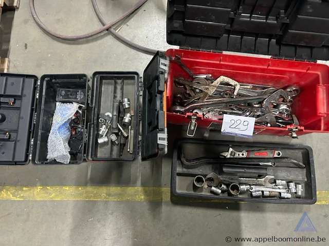 Lot gereedschap in 3 gereedschapskisten, waaronder moersleutels, doppen, tangen - afbeelding 1 van  1