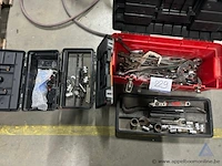 Lot gereedschap in 3 gereedschapskisten, waaronder moersleutels, doppen, tangen