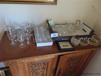 Lot glaswerk op en in de kast - afbeelding 1 van  3