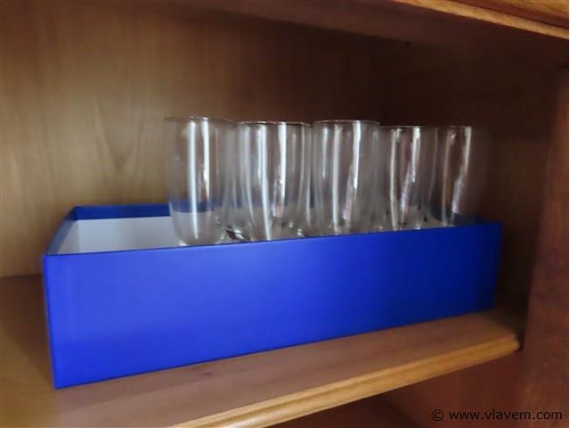 Lot glaswerk op en in de kast - afbeelding 2 van  3