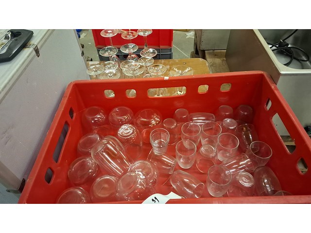Lot glazen en pvc kist - afbeelding 1 van  1