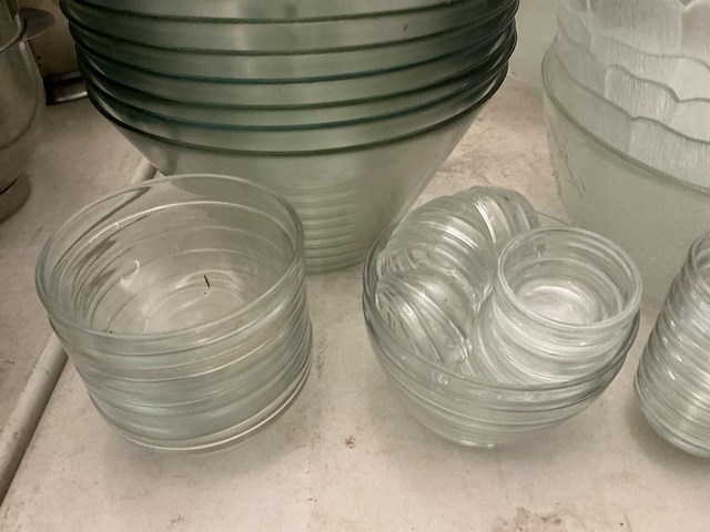 Lot glazen kommen en schalen - afbeelding 2 van  8