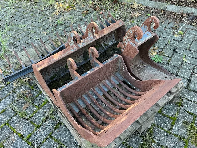 Lot graafbakken - afbeelding 1 van  1