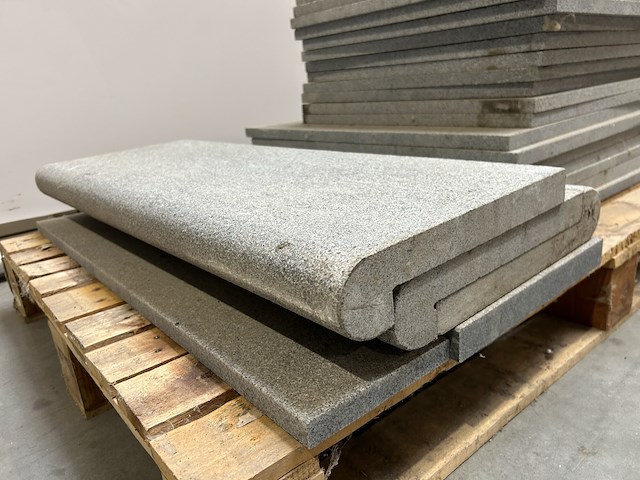 Lot graniet tegels - traptrede - zwembadboord - afbeelding 1 van  6